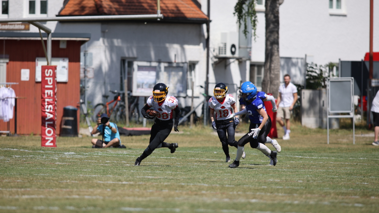 Spannender Rückrundenauftakt in Fürstenfeldbruck: Unsere Spielgemeinschaft traf zum ersten Mal im Stadion "Auf der Lände" auf die Allgäu Comets Ladies – und zeigte trotz Rückschlägen echten Kampfgeist.