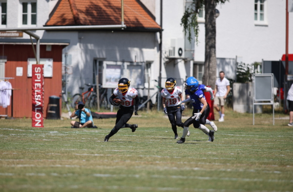 Spannender Rückrundenauftakt in Fürstenfeldbruck: Unsere Spielgemeinschaft traf zum ersten Mal im Stadion "Auf der Lände" auf die Allgäu Comets Ladies – und zeigte trotz Rückschlägen echten Kampfgeist.