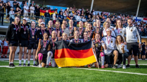 Munich Cowboys Spielerin Annabel Lieb holt Silber mit der deutschen U17 bei der Flag Football Europameisterschaft 2025 in Innsbruck.
