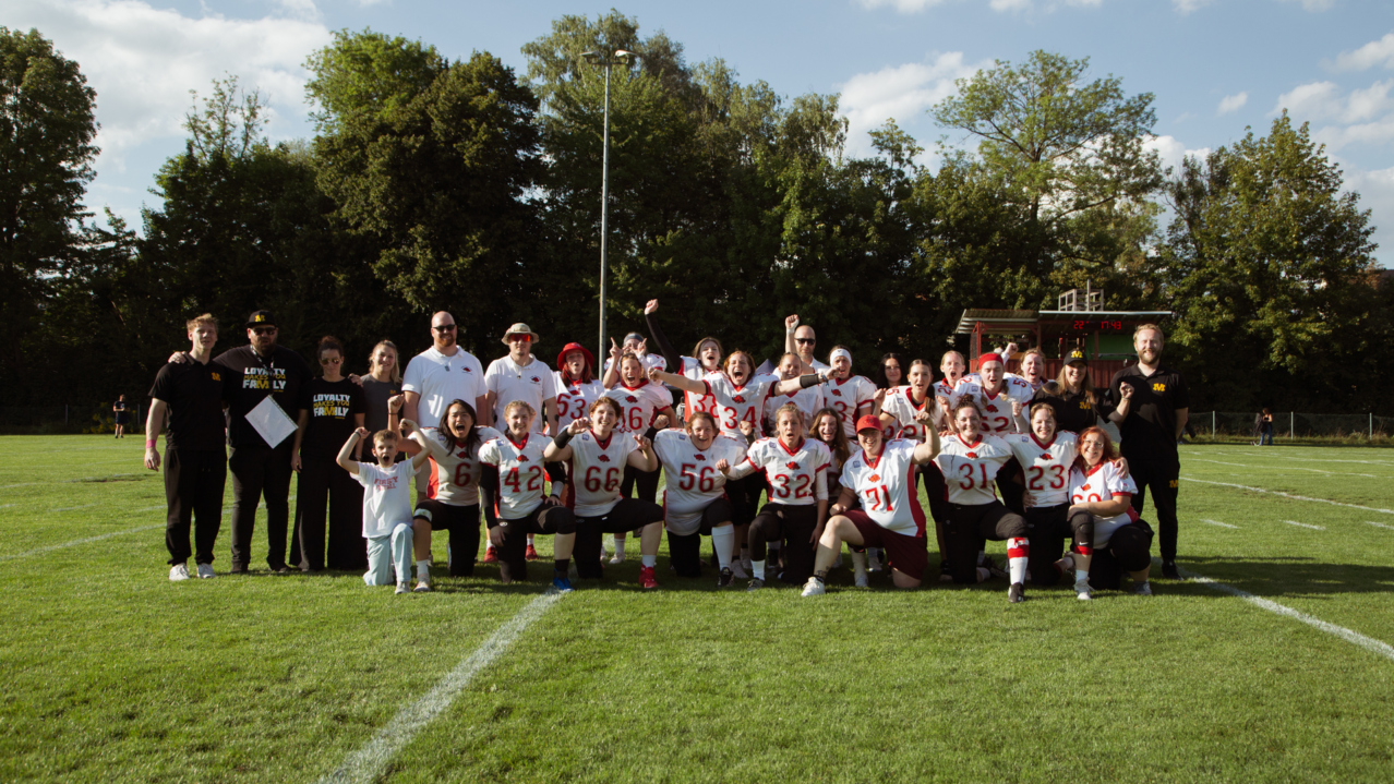 Unsere erste gemeinsame Saison – voller Leidenschaft, Zusammenhalt und unvergesslicher Momente. Erlebt in unserer Galerie noch einmal die Highlights der SG Cowboys/Razorbacks 2025!