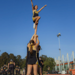 Cheerleader-Team der Munich Cowboys zeigt Stunt während eines Spiels im Stadion in München