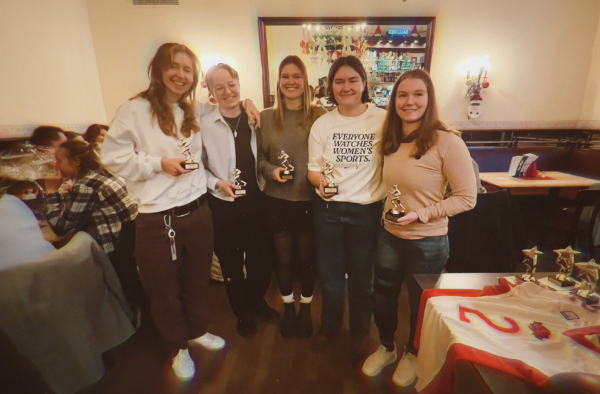 In weihnachtlichem Ambiente blickte die Spielgemeinschaft auf ihre erste gemeinsame Football-Saison zurück. Im Fokus standen die Spielerinnen, ihre Entwicklung, ihr Teamgeist und die besonderen Momente dieser erfolgreichen Premierensaison.