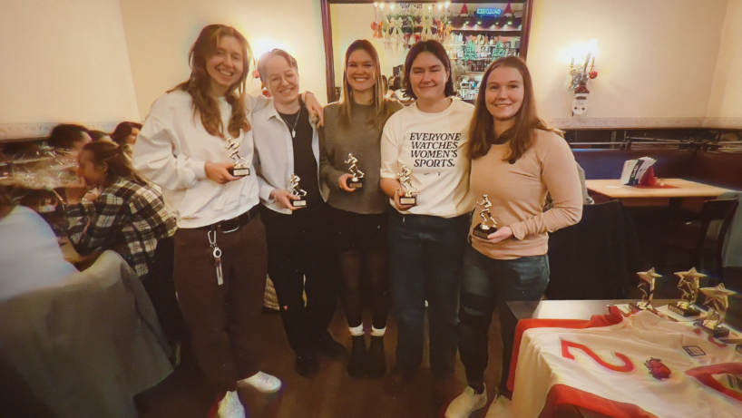 In weihnachtlichem Ambiente blickte die Spielgemeinschaft auf ihre erste gemeinsame Football-Saison zurück. Im Fokus standen die Spielerinnen, ihre Entwicklung, ihr Teamgeist und die besonderen Momente dieser erfolgreichen Premierensaison.