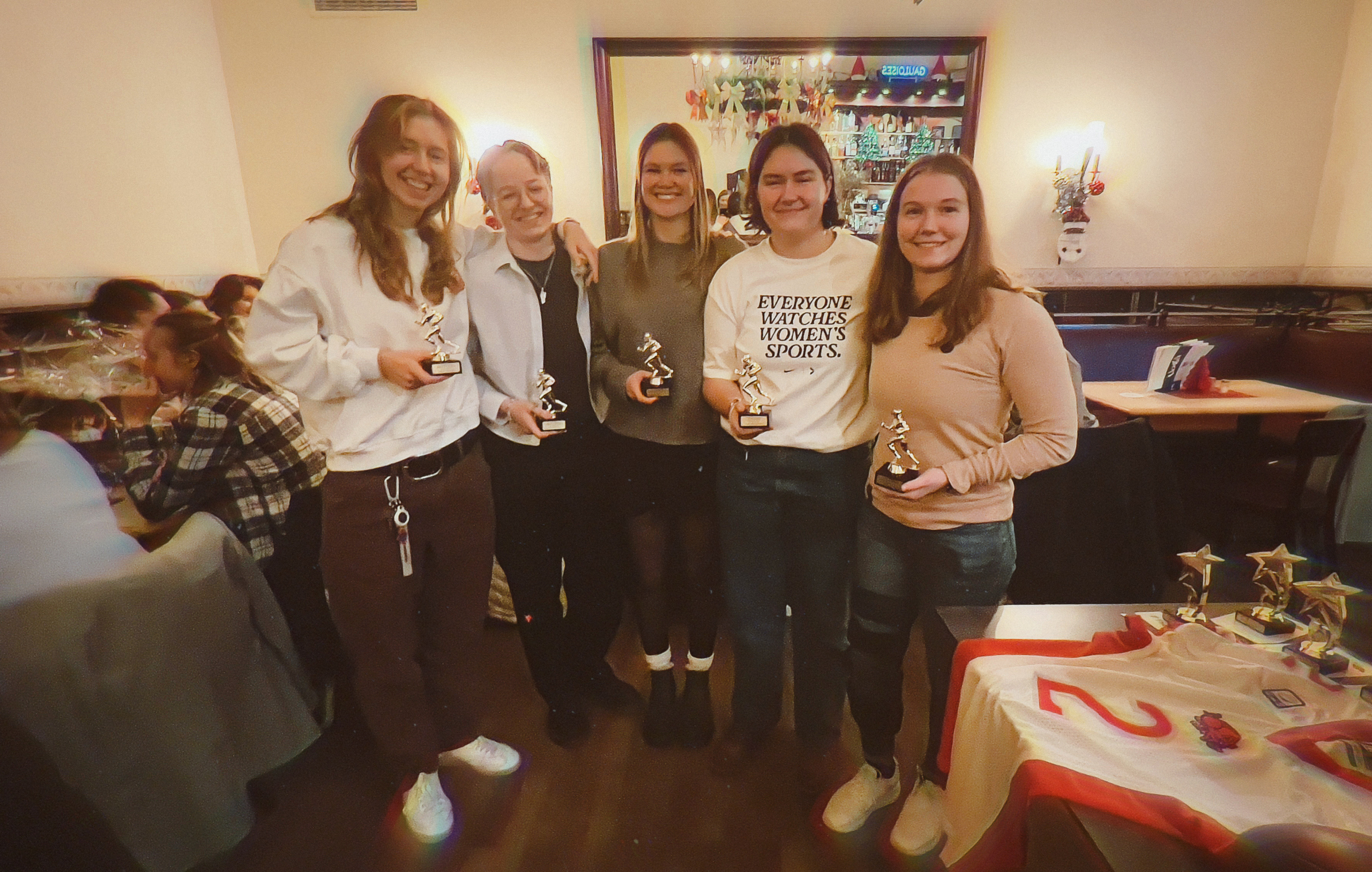 In weihnachtlichem Ambiente blickte die Spielgemeinschaft auf ihre erste gemeinsame Football-Saison zurück. Im Fokus standen die Spielerinnen, ihre Entwicklung, ihr Teamgeist und die besonderen Momente dieser erfolgreichen Premierensaison.